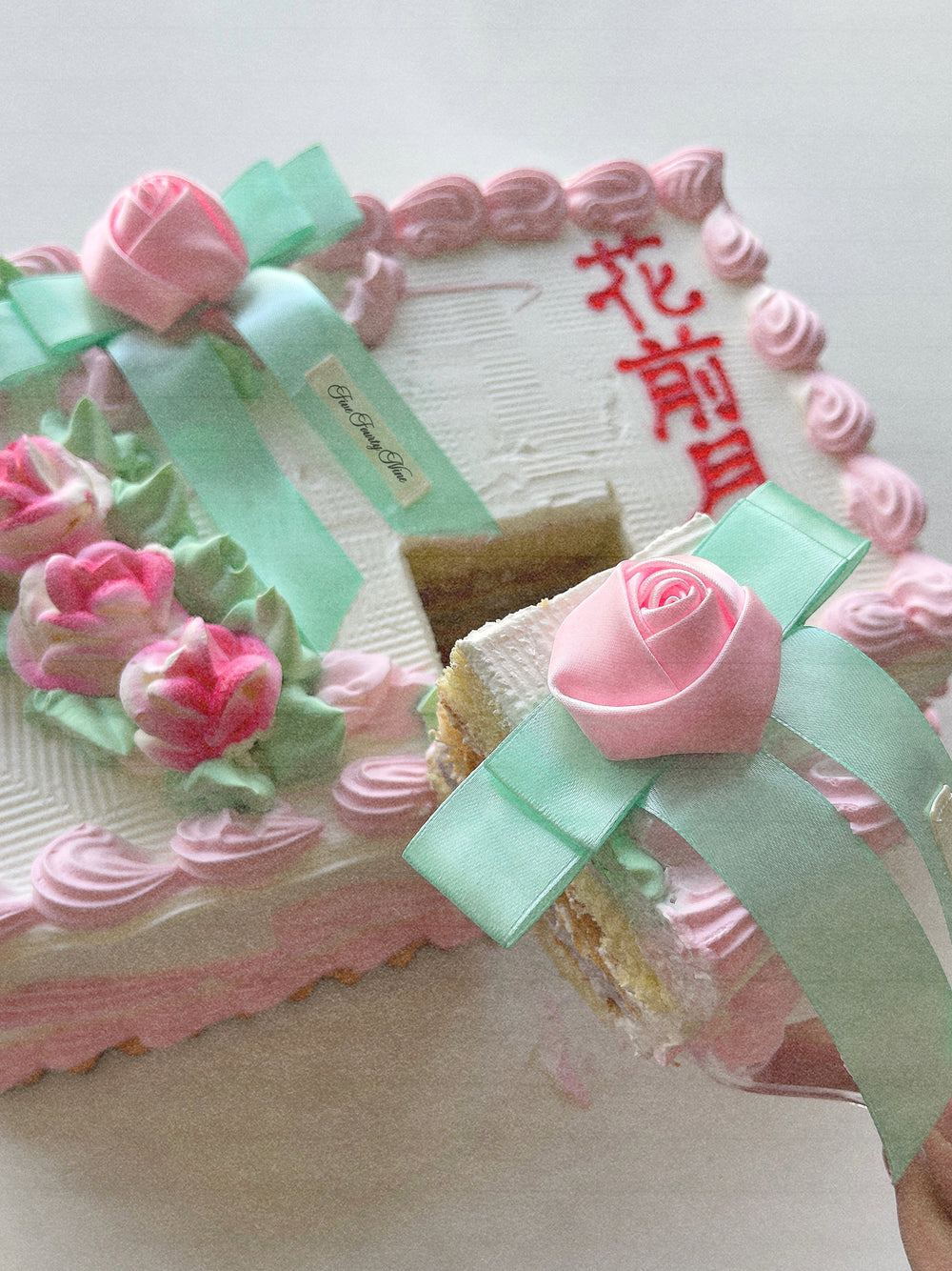 ROSETTE RIBBON LOCKET PIN