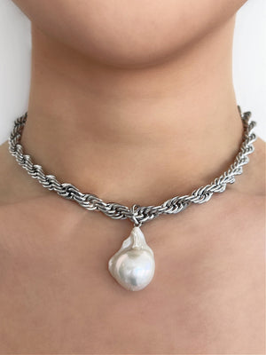 EZRA BAROQUE PEARL NECKLACE